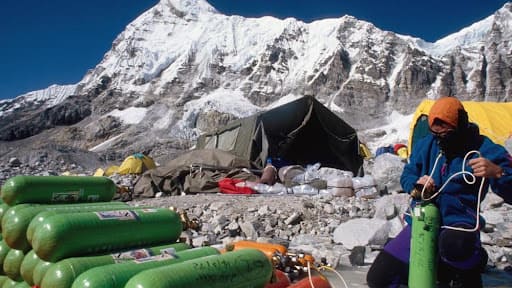 Bottled-Oxygen-for-Everest