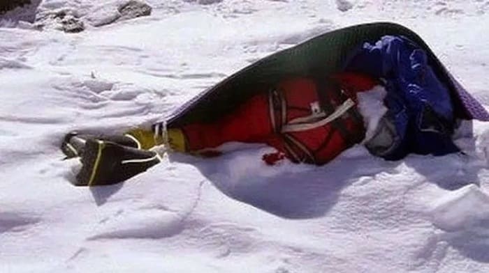 Death on Everest-Frozen body