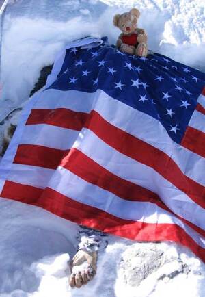 Francys Arsentiev’s body covered by the American Flag