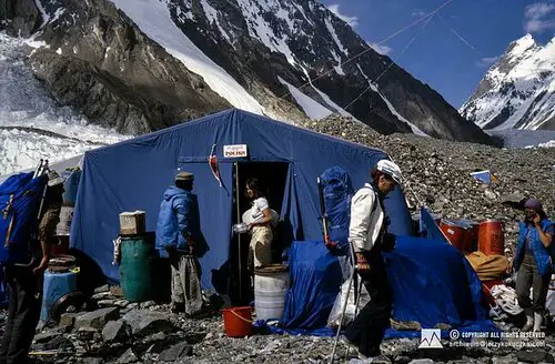 Wanda Rutkiewicz climbing K2 on crutches